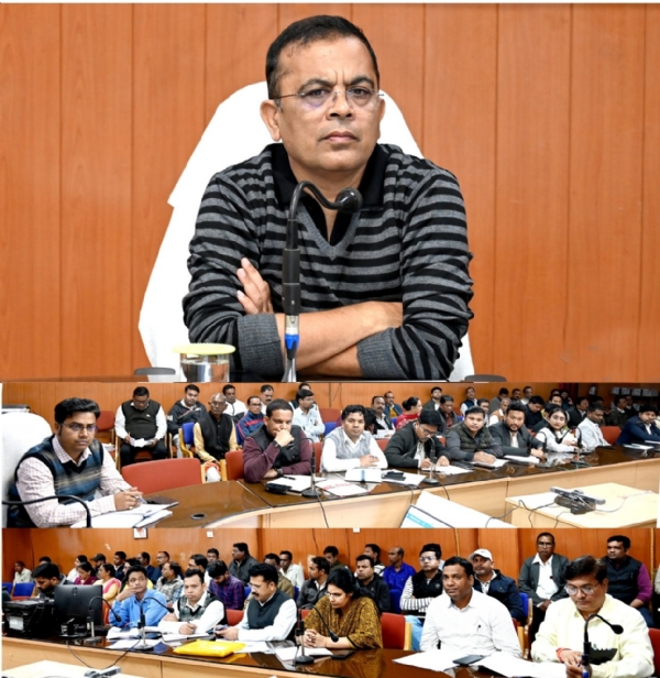 कलेक्टर जन्मेजय महोबे ने विशेष गहन पुनरीक्षण कार्य की प्रगति की समीक्षा की