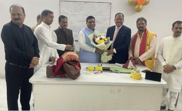 बहेड़ी के बहादुरपुर गांव में नव निर्मित त्रिवटीनाथ चीनी मिल के पेराई सत्र 2025-26 का शुभारंभ करते हुए विधायक संजीव अग्रवाल व मिल प्रशासन के अधिकारी। बहेड़ी के बहादुरपुर गांव में नव निर्मित त्रिवटीनाथ चीनी मिल के पेराई सत्र 2025-26 का शुभारंभ करते हुए विधायक संजीव अग्रवाल व मिल प्रशासन के अधिकारी।