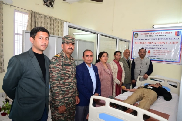 रक्तदान शिविर के दौरान।