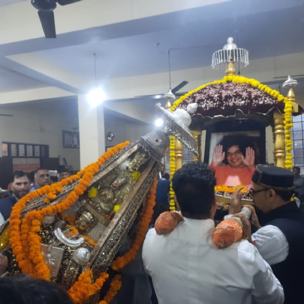 साई बाबा की पालकी से मिलते हुए देवी का रथ।