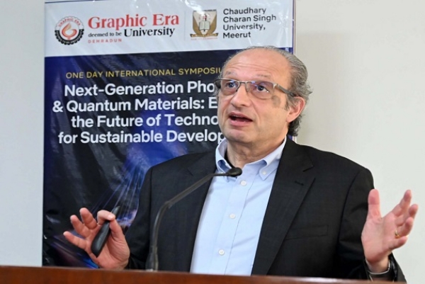 ग्राफिक एरा डीम्ड यूनिवर्सिटी में नेक्स्ट जेनरेशन फोटोनिक्स और क्वांटम मैटेरियल्स पर अंतरराष्ट्रीय संगोष्ठी को संबोधित करते वक्ता।