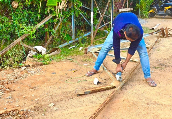 कबाड़ से जुगाड बनाते शिक्षक।