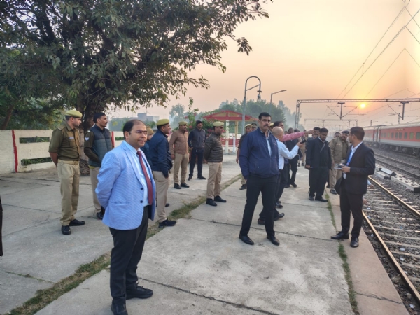 दलपतपुर एवं कांठ रेलवे स्टेशन पर बस रेड द्वारा चलाया गया विशेष टिकट चेकिंग अभियान