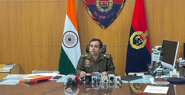 पत्रकारों से बातचीत करते पुलिस अधीक्षक शशांक कुमार सावन।