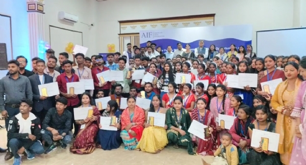 प्रमाणपत्र लिए अभ्यर्थी