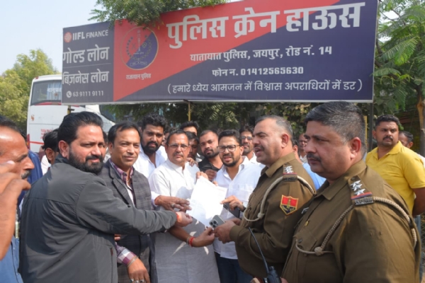 विश्वकर्मा ट्रांसपोर्ट एसोसिएशन ने पुलिस  प्रशासन के खिलाफ शांतिपूर्ण तरीके से किया धरना प्रदर्शन