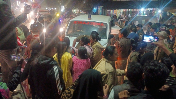 एंबुलेंस को रोककर हंगामा करते परिजनों