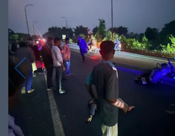 बाइक और कंटेनर के बीच टक्कर, दो की मौत, बच्ची घायल  विरोध में ग्रामीणों ने की सड़क जाम