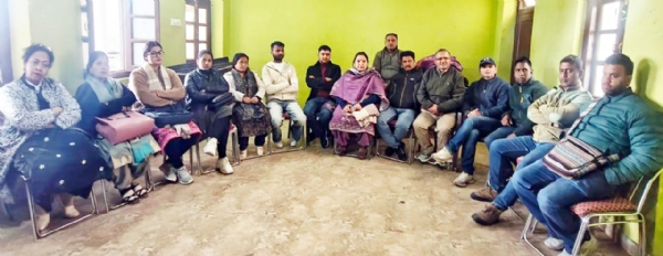 पत्रकार वार्ता में अपना पक्ष रखते सभासद।