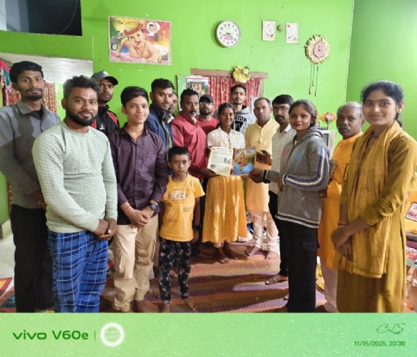 ग्राम भिरई में राष्ट्रीय स्वयंसेवक संघ के शताब्दी वर्ष के अवसर पर पत्रिका भेंट करते हुए।