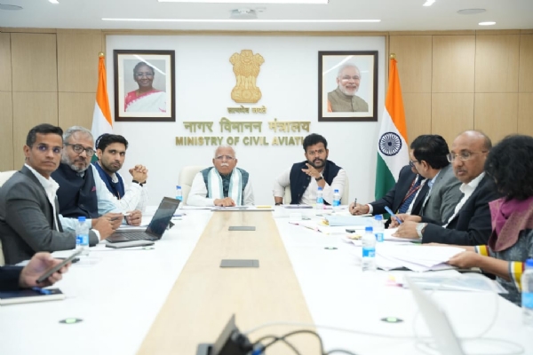 केंद्रीय मंत्री मनाेहर लाल व नागर विमानन मंत्री राम मोहन नायडू बैठक करते हुए