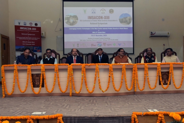 आईवीआरआई, इज्जतनगर में 13वें राष्ट्रीय मीट विज्ञान सम्मेलन के समापन अवसर पर मुख्य अतिथि डॉ. मनीष कुमार चाटली एवं डॉ. एस. के. मेंदीरत्ता प्रतिभागियों के साथ। आईवीआरआई, इज्जतनगर में 13वें राष्ट्रीय मीट विज्ञान सम्मेलन के समापन अवसर पर मुख्य अतिथि डॉ. मनीष कुमार चाटली एवं डॉ. एस. के. मेंदीरत्ता प्रतिभागियों के साथ।