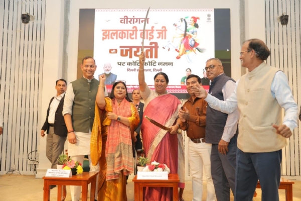 दिल्ली सचिवालय में वीरांगना झलकारी बाई की जयंती के उपलक्ष्य में आयोजित कार्यक्रम में मुख्यमंत्री रेखा  गुप्ता