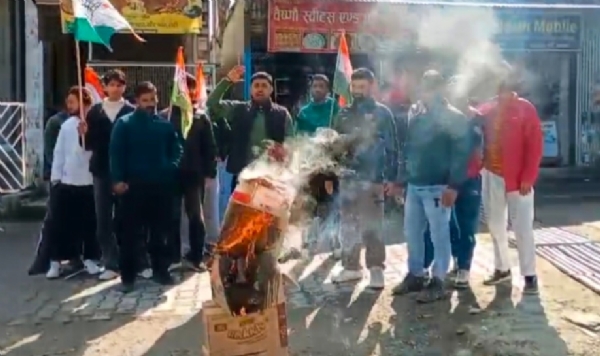 पुतला दहन करते कांग्रेस कार्यकर्ता