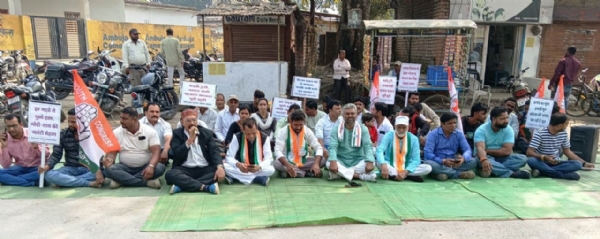 कोरबा में जर्जर सड़कों को लेकर युवा कांग्रेस का जोरदार प्रदर्शन, प्रशासन को चेतावनी—समाधान नहीं तो व्यापक आंदोलन