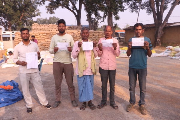 धान बेचते किसान