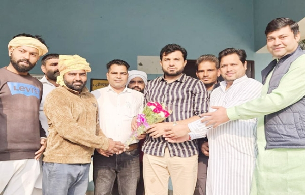 सोनीपत गन्नौर ब्लॉक समिति सदस्यों की बैठक में विधायक स्वागत करते हुए सोनीपत गन्नौर ब्लॉक समिति सदस्यों की बैठक में विधायक स्वागत करते हुए