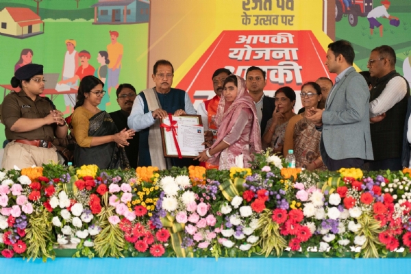 योजना का लाभ देते मंत्री राधाकृष्ण किशोर