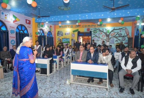 अमीरूदौला इण्टर कालेज में छात्र—छात्रओं को संबोधित करती राज्यपाल आनंदीबेन पटेल