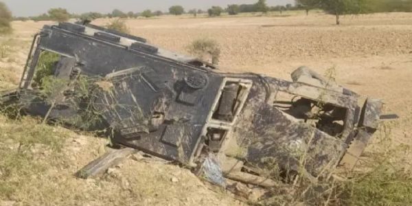 खैबर पख्तूनख्वा प्रांत के डेरा इस्माइल खान में 20 नवंबर को आतंकवादियों ने पुलिस वैन को निशाना बनाया। फोटो - डान