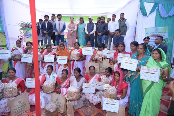 कार्यक्रम में प्रशिक्षणप्राप्‍त महिलाओं के साथ मंत्री शिल्‍पी तिर्की समेत अन्‍य