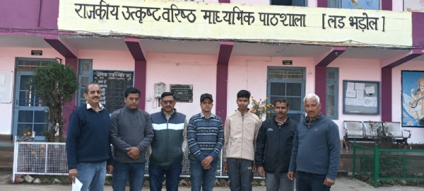 राष्ट्रीय स्तर की डिस्कस थ्रो प्रतियोगिता के लिए चयनित खिलाड़ी के साथ शिक्षकगण।