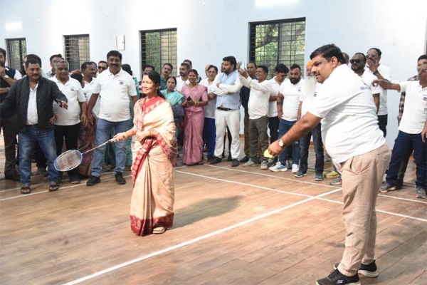 अत्याधुनिक इंडोर बैडमिंटन कोर्ट का लोकार्पण