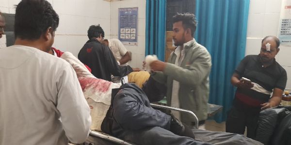 सामने खड़ी ट्रक में मैक्स की जोरदार टक्कर, दस घायल - चार गंभीर, सोनभद्र रेफर