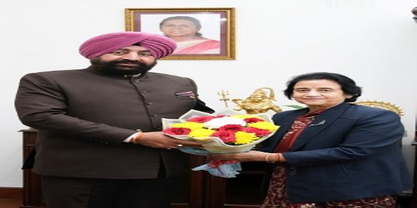 राज्यपाल से एम्स ऋषिकेश निदेशक प्रो. मीनू सिंह ने की भेंट