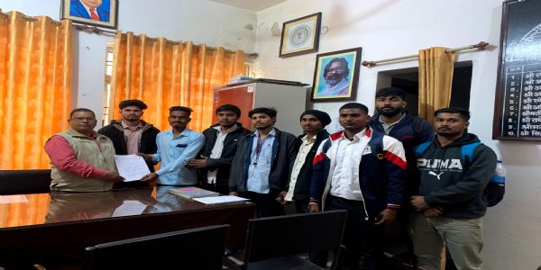 छात्रवृत्ति के मुद्दे पर कल्याण पदाधिकारी से मिला विद्यार्थी परिषद