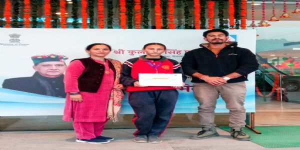 नारग की छात्रा प्रियांशी पंवर ने जीता राज्य स्तर पर 30,000 रुपए का नगद पुरस्कार, राष्ट्रीय स्तर के लिए चयन