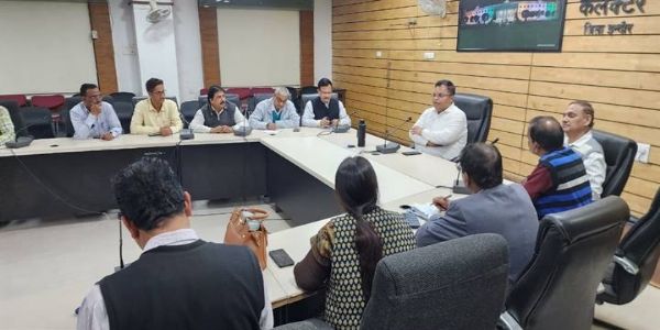 इंदौरः मतदाता सूची पुनरीक्षण को मिलेगी रफ़्तार, कर्मचारी संगठनों ने दिया सहयोग का भरोसा