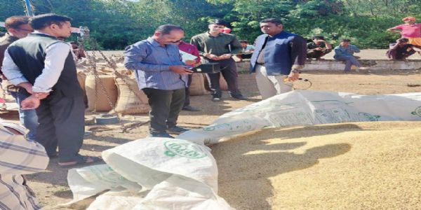 कलेक्टर द्वारा धान उपार्जन केंद्रों का किया सघन निरीक्षण, दिए निर्देश