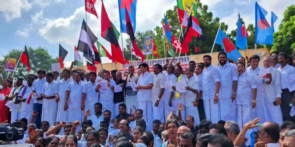 द्रमुक और उसके सहयोगियों ने मदुरै-कोयंबटूर मेट्रो रेल परियोजनाओं जारी रखने की मांग को लेकर किया प्रदर्शन