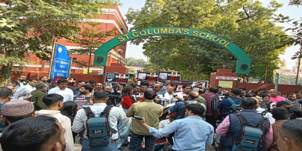 छात्र के खुदकुशी के मामले में परिवार ने किया प्रदर्शन