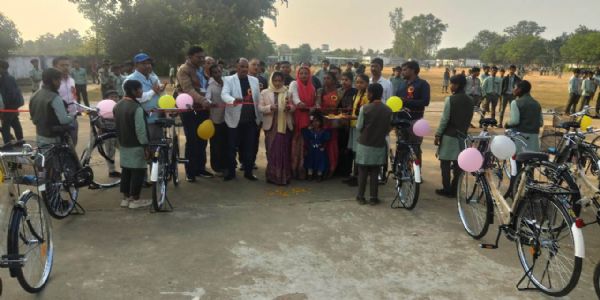 बलरामपुर : सरस्वती साइकिल योजना अंतर्गत 61 बालिकाओं को साइकिल का वितरण