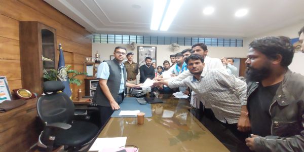 कॉलेज के 70% स्टूडेंट्स को फेल करने पर हंगामा, वीसी का पुतला फूंका