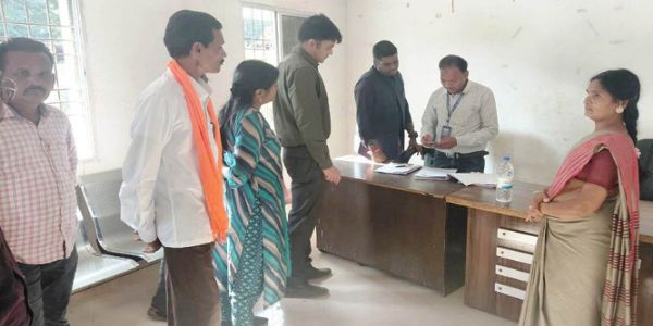 कलेक्टर ने परचनपाल में किया विशेष गहन पुनरीक्षण (एसआईआर) का निरीक्षण