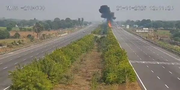 दिल्ली-मुंबई एक्सप्रेसवे पर एलईडी पोल से भिड़ंत के बाद कंटेनर में आग, ड्राइवर जिंदा जला