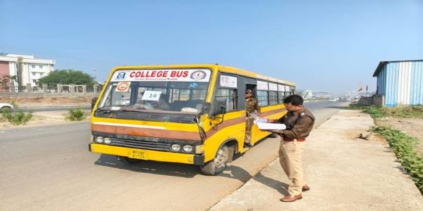 इंदौरः आरटीओ की स्कूली वाहनों पर कार्रवाई, 05 बसें जब्त, 15 से वसूला एक लाख से अधिक टैक्स और जुर्माना