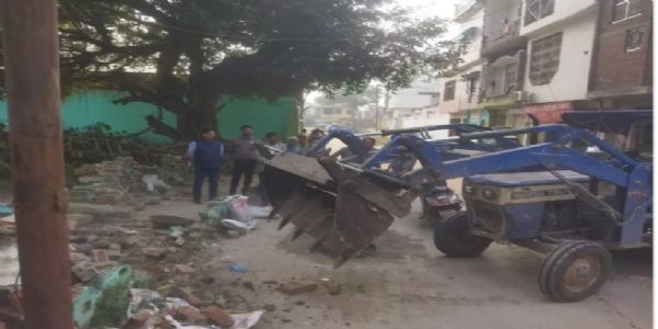 चंदौसी में बिना अनुमति दरगाह पर हो रहे अवैध निर्माण को नगर पालिका ने जेसीबी से हटवाया