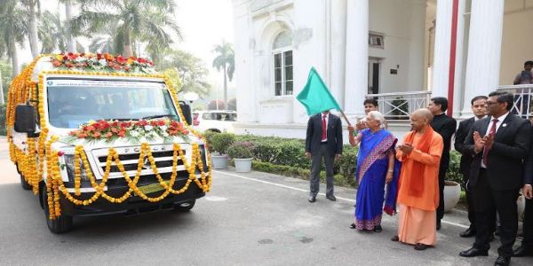 राज्यपाल ने विद्यालय के बच्चों के लिए मिली नई बस को हरी झंडी दिखाकर किया रवाना