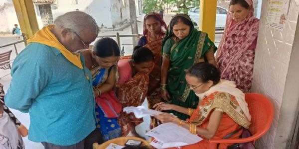 धमतरी : एसआईआर नियमों में उलझे मतदाता, बीएलओ की बढ़ी परेशानियां