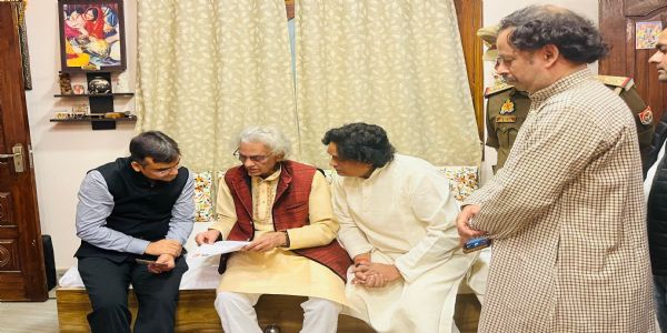 विशेष गहन पुनरीक्षण अभियान में पद्मश्री से सम्मानित मतदाता से मिले जिलाधिकारी