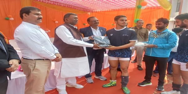 सीनियर कबड्डी प्रतियोगिता का समापन, मेरठ को हराकर वाराणसी की टीम बनी चैम्पियन