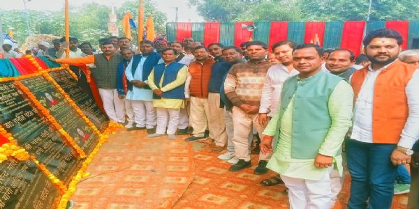 वाराणसी रोहनिया में 20 विभिन्न सड़क निर्माण कार्यों का किया शिलान्यास