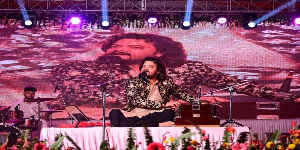 कुमार सत्यम की गजलों पर झूमते रहे महादेवा महोत्सव के पंडाल में बैठे लोग