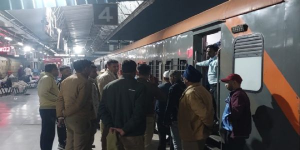 अमृत भारत ट्रेन में यात्री ने पेंट्री वेंडर काे पीटा , आरोपित हिरासत में