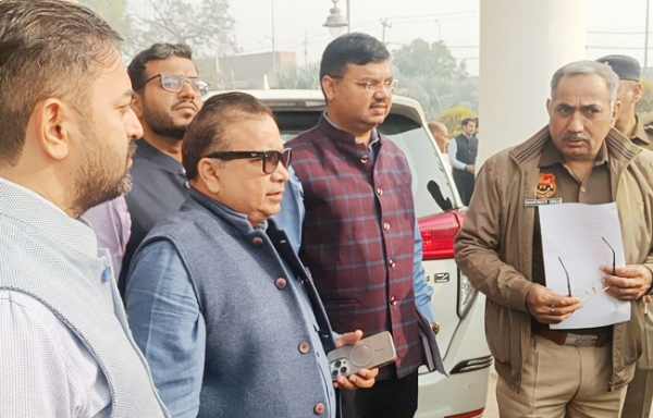 सोनीपत केंद्रीय प्रदूषण नियंत्रण बोर्ड द्वारा लागू ग्रेडेड ग्रेप-3 की पालना के लिए जांच में लगे अधिकारी