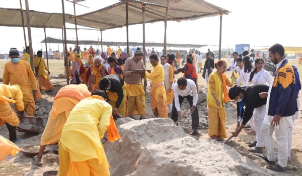 श्रमदान करते शांतिकुंज स्वयंसेवक